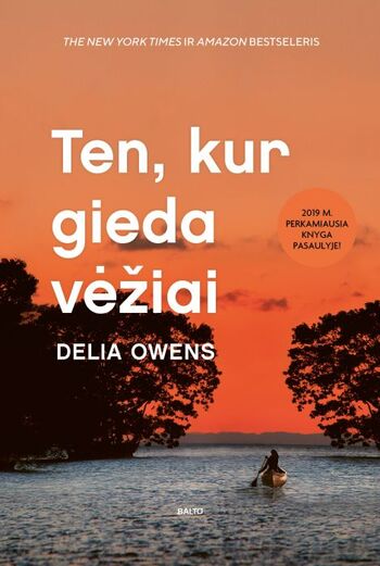 TEN, KUR GIEDA VĖŽIAI Pelkių Dukra vadinama Kaja Klark atokaus Šiaurės Karolinos miestelio Barkli Kouvo gyventojams yra neįmenama paslaptis, ji niekinama ir laikoma atmata. Palikta motinos, vėliau – ir keturių brolių bei seserų, Kaja auga pelkių apsuptyje tik su tėvu, kuriam nėmaž nerūpi ir kuris netrukus dingsta. Apleista ir izoliuota Kaja išmoksta pragyventi iš to, ką siūlo gamta, toje derlingoje ją supančioje aplinkoje randa ir paguodą.  Tapusi paaugle Kaja susibičiuliauja su vietiniu vaikinu Teitu Vokeriu, šis imasi mokyti ją skaityti. Laukinis merginos grožis nepalieka abejingo ir Čeiso Endriuso, „miestelio pažibos ir geriausio įžaidėjo